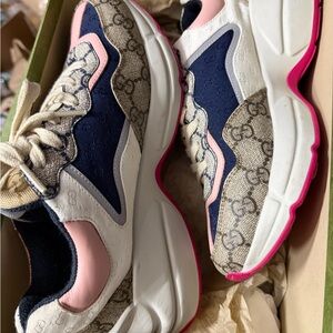 Gucci Women's Navy and Pink Sneakers